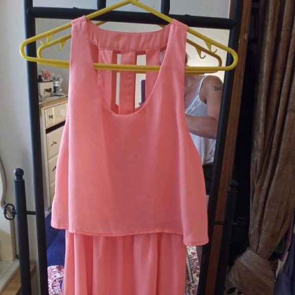 Womans dress - Picture 1 of 2